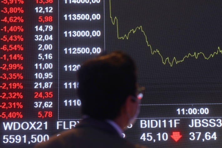 Ibovespa opera em baixa com impacto de decisões do Fed e Copom; dólar chega a R$ 5,73